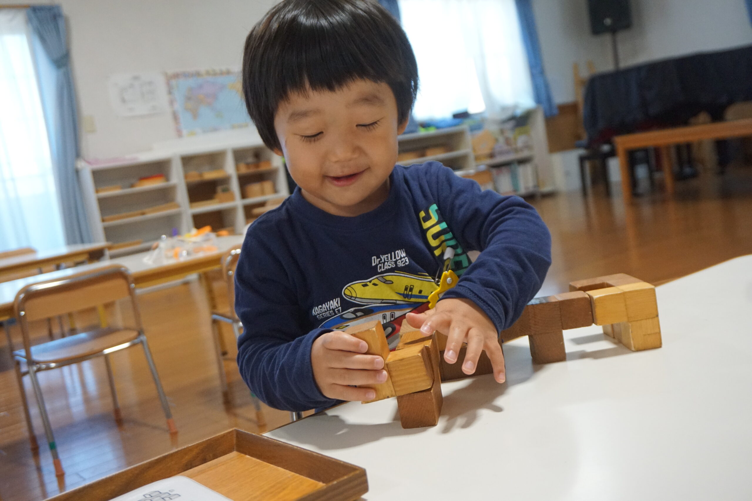 モンテッソーリのお仕事をする園児